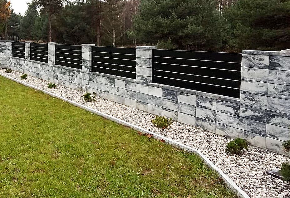 Ogrodzenia aluminiowe Podkarpacie – ARTEGA, realizacja. Nowoczesne pionowe ogrodzenie aluminiowe, realizacja przy domu jednorodzinnym